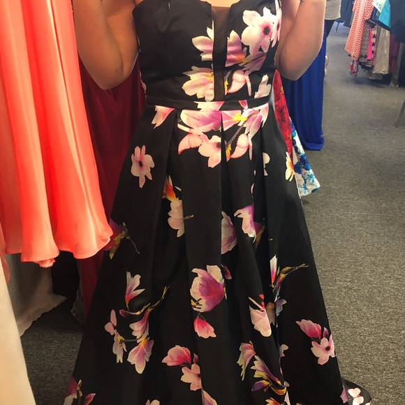 Size 9 prom/formal dress - Picture 2 of 2